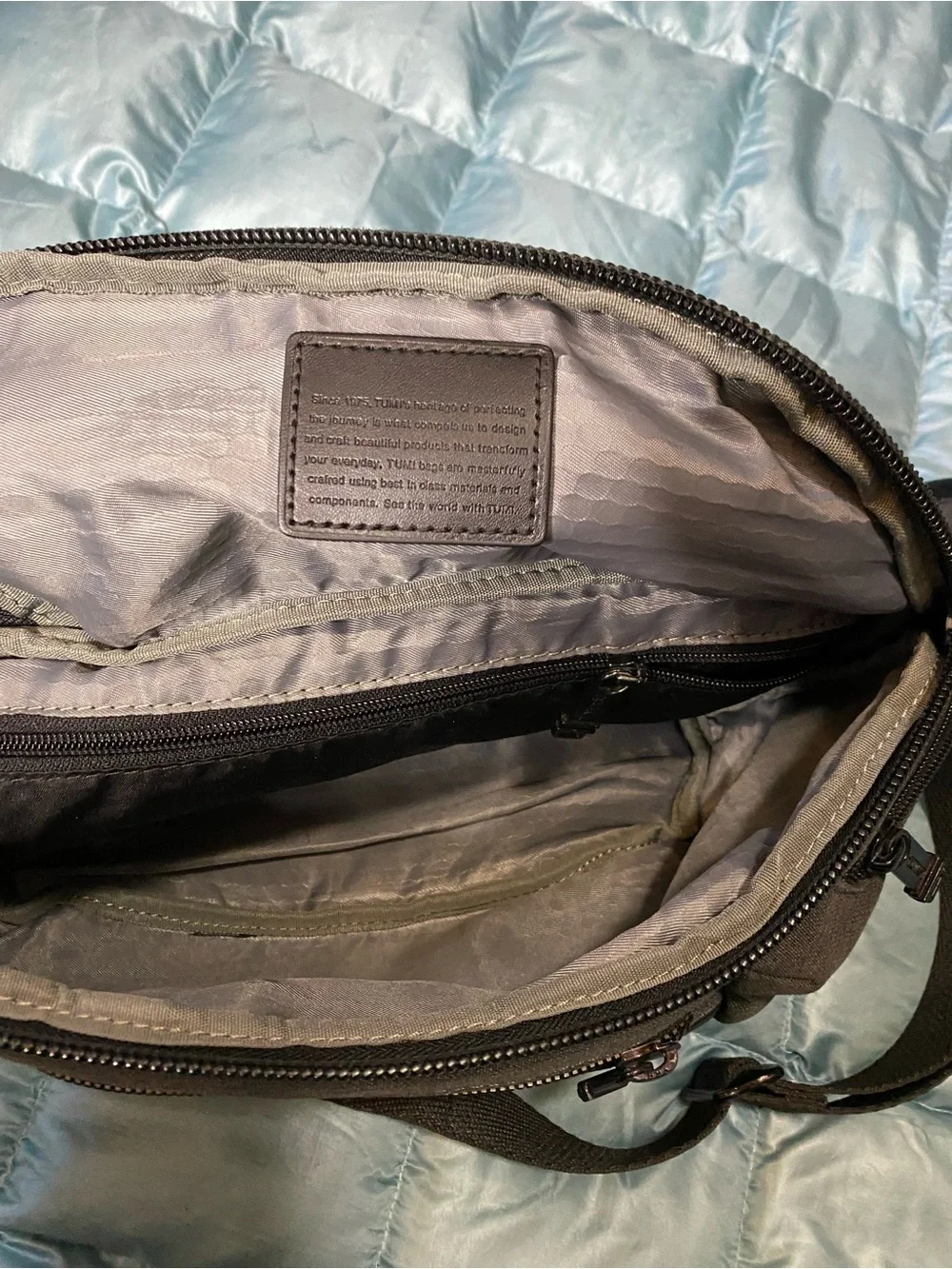 EUC Mens Tumi Black Leather-Front Sling.  Retail $450